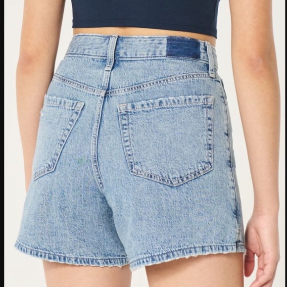 Hollister Ultra High-Rise Lightweight 90s Shorts. - Picture 2 of 5